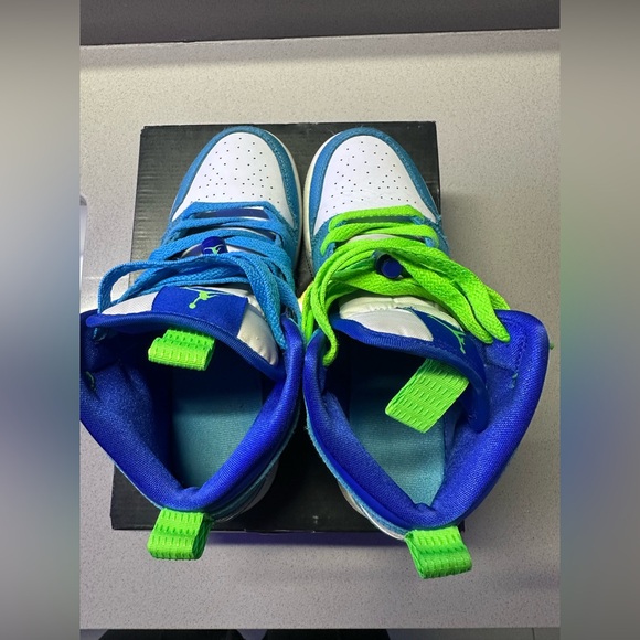 Nike Air Jordan 1 Mid SE (GS)- size 4Y - Picture 6 of 12